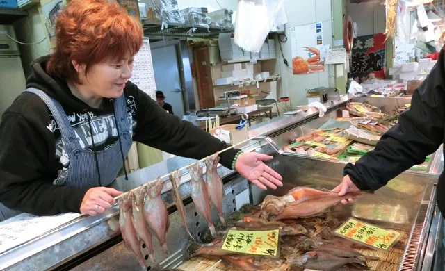 橋立港前の鮮魚売り場で目利き